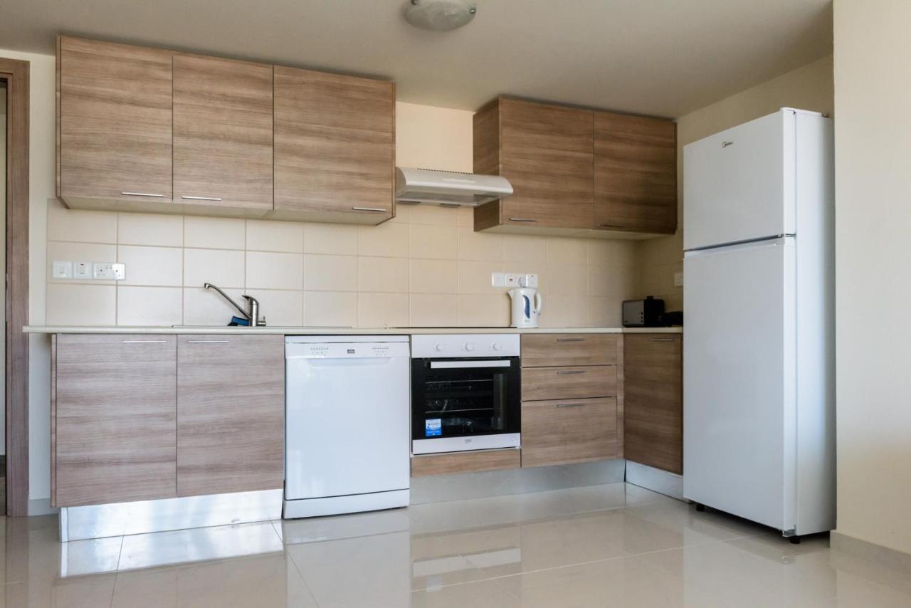 Zavos Marathon Beach Apartments Лімасол Екстер'єр фото